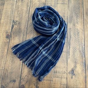 Blue and white crinkle scarf